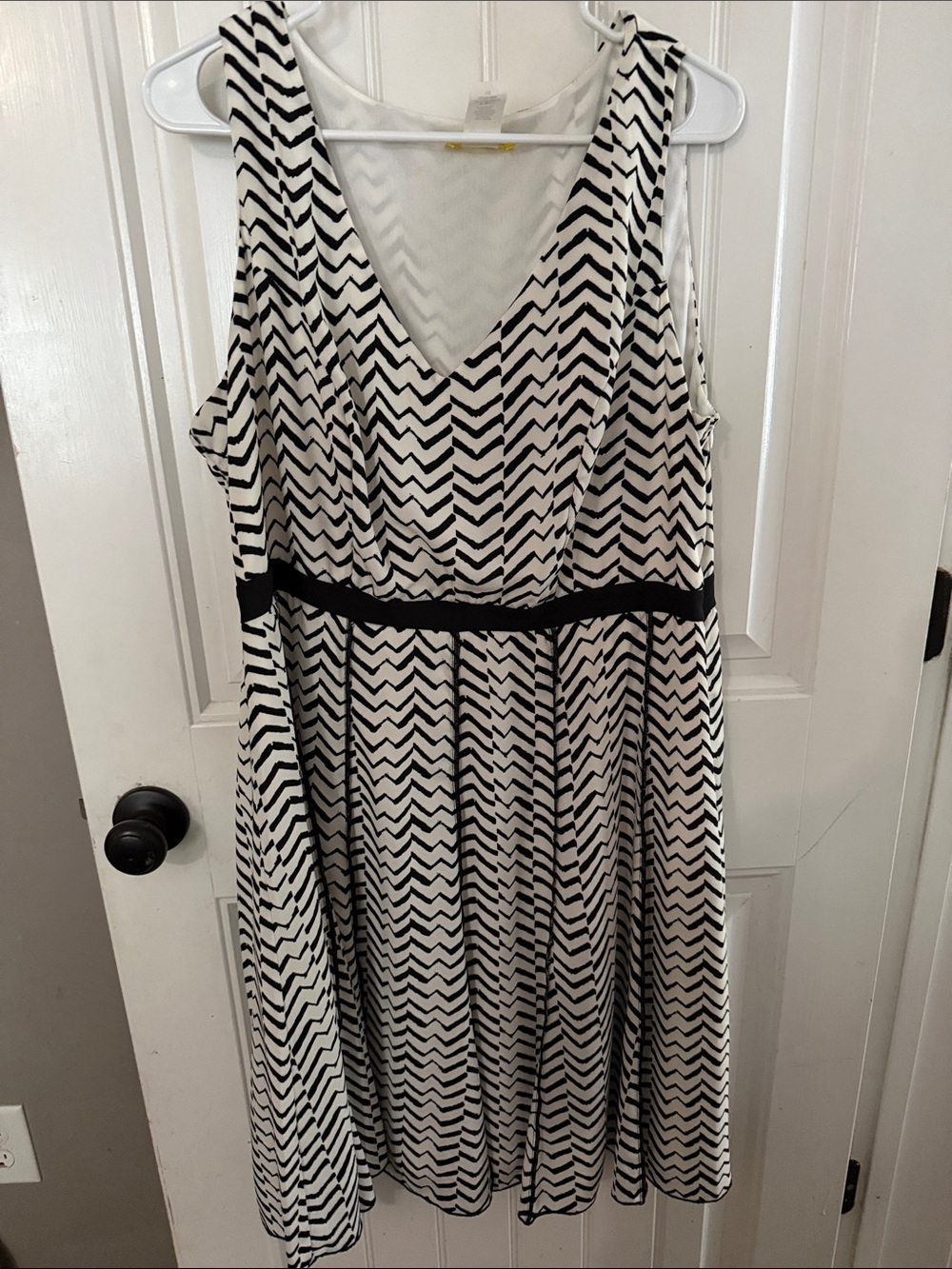 Sleeveless V-Neck Midi Dress with Chevron Print in Black and White